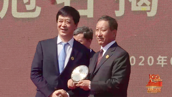 2020年，张思民董事长被授予“哈尔滨工业大学终身名誉校董”